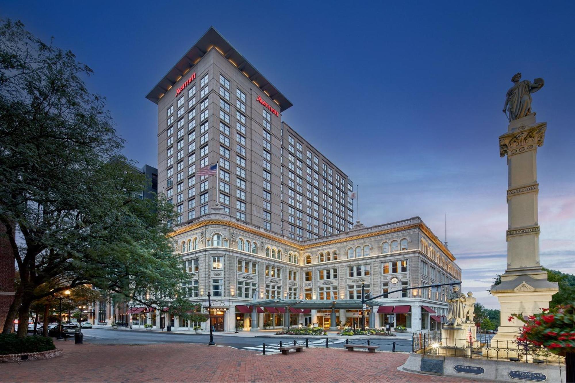 Hotel Lancaster Marriott At Penn Square Extérieur photo